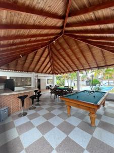 a pool table in the middle of a patio at Villa Tarek in Carmen de Apicalá