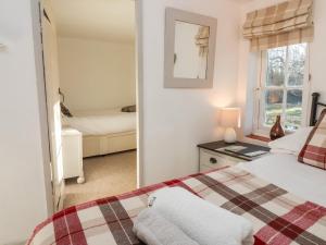 1 dormitorio con cama y ventana en 2 Greensleeves en Saxmundham