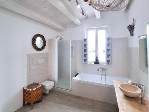 波拉聖喬凡尼的住宿－VILLA G&G CALABRIA，带浴缸、卫生间和盥洗盆的浴室