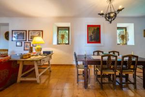 uma sala de jantar com mesa e cadeiras em XPCE Casería San José em Bobadilla
