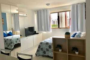 1 dormitorio con 1 cama y TV en Flat no Coração de Boa Viagem, en Recife