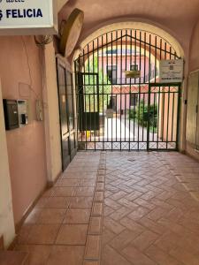 uma entrada para um edifício com um portão em IRIS Le Dome Apartment em Timisoara