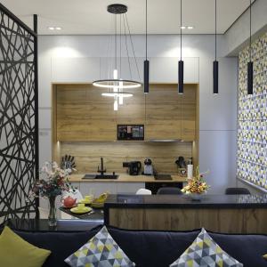 Un comedor con una mesa y una cocina. en Iris Apartments B, en Tashkent