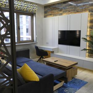una sala de estar con un sofá y una mesa en Iris Apartments B, en Tashkent 45 fotos más