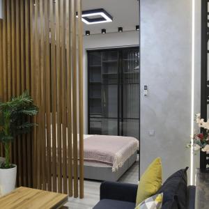 un dormitorio con una cama en una habitación en Iris Apartments B, en Tashkent