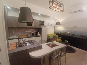 cocina con mesa y fogones en una habitación en 051 Guest House Sant'Orsola Malpighi en Bolonia