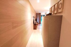 ラアにあるComfortable apartment near the ski station with parkingのウッドフロアの廊下