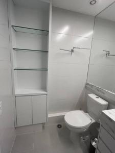 La salle de bains blanche est pourvue de toilettes et d'un lavabo. dans l'établissement Studio Moderno em Pinheiros - 300m do Metrô e HC, à São Paulo