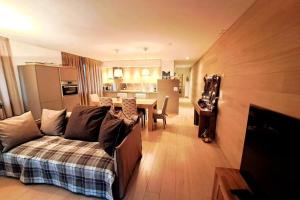 ラアにあるComfortable apartment near the ski station with parkingのソファのあるリビングルームとダイニングルーム