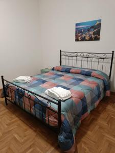 מיטה או מיטות בחדר ב-Sulle orme di Francesco appartamento blu