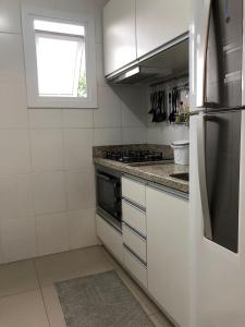 Η κουζίνα ή μικρή κουζίνα στο APTO PRIME 2 DORM COM GARAGEM À 2,9km DA FENAC