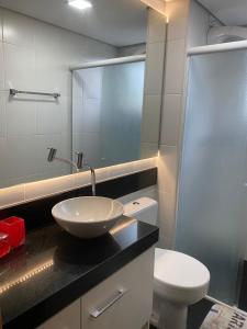 a bathroom with a sink and a toilet at APTO PRIME 2 DORM COM GARAGEM À 2,9km DA FENAC in Novo Hamburgo