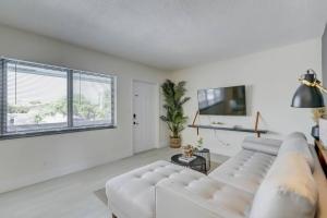 uma sala de estar branca com um sofá branco e uma janela em 2BR Coastal Getaway! em Fort Lauderdale