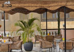 ein Restaurant mit Tischen und Stühlen und einem großen Sonnenschirm in der Unterkunft King Badr pyramids in Kairo