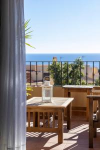 a table on a balcony with a view of the ocean at Residencial Villa Marina CC1 in Águilas