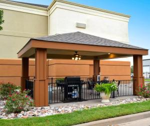 un kiosque en face d'un bâtiment dans l'établissement Sonesta Simply Suites Wichita Airport, à Wichita