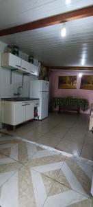 eine Küche mit einem Waschbecken und einer Theke in einem Zimmer in der Unterkunft LAPOSTa555 in Piriápolis