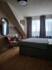een slaapkamer met een groot bed en een spiegel bij Pension Restaurant Luna in Treis-Karden