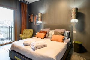 ein Schlafzimmer mit einem Bett mit Kissen und einem Stuhl in der Unterkunft Boutique suite Rome in Rom