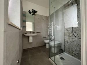 ティヴォリ・テルメにあるLe Calle appartamentoのトイレ、洗面台、シャワー付きのバスルーム