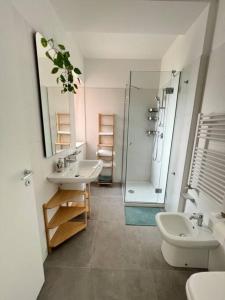 ティヴォリ・テルメにあるLe Calle appartamentoの洗面台2つとシャワー付きのバスルーム