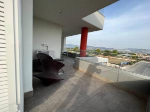 ティヴォリ・テルメにあるLe Calle appartamentoのリビングルーム(椅子、大きな窓付) +7枚の写真