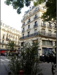 een wit gebouw met balkons aan de zijkant bij Appartement moderne au centre de Paris, 3ème in Parijs