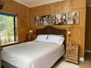 聖地亞哥的住宿－Casa Ñilhue, Camino a la Farellones，卧室配有白色的床和窗户。