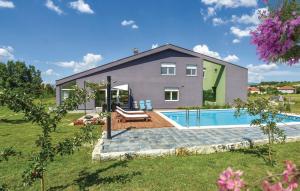 une maison avec une piscine dans une cour dans l'établissement Holiday villa Sara, à Košute