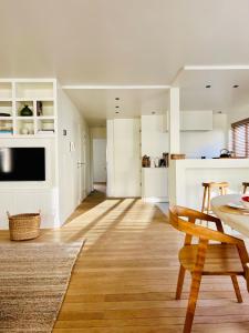kuchnia i salon ze stołem i krzesłami w obiekcie luxe appartement op topligging w mieście Knokke-Heist