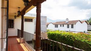 un porche de una casa con una valla en Palacio del conquistador, en San Cristóbal El Bajo