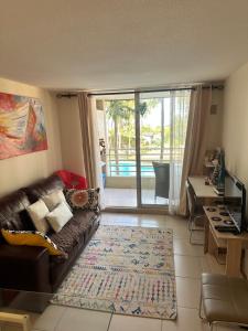 Acogedor Dpto Algarrobo Norte Home Office Wifi Piscinas Hidromasaje的休息区