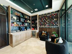 道尔顿The Carpentry Hotel的一间品酒室,配有两把椅子和架子