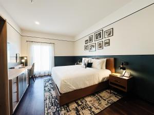 道尔顿The Carpentry Hotel的一间卧室，配有一张床、一张书桌和一个水槽