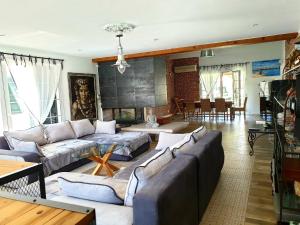 uma sala de estar com sofás e uma sala de jantar em Galdana's House em Cala Galdana