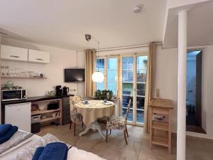 a living room with a table and a dining room at Ferienapartment Eva - gemütlich und zentral auf der historischen Insel Lindau in Lindau