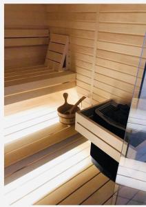 una sauna de madera con estufa de madera. en Antemurale - Luxury rooms,Plitvice Lakes en Rastovača