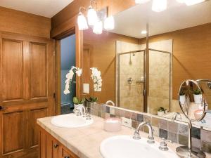 a bathroom with two sinks and a large mirror at Hyatt Main Street Station Studio in Breckenridge +17 photos