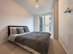 ロンドンにあるStunning two bedroom apartmentのベッドルーム(大型ベッド1台、窓付)