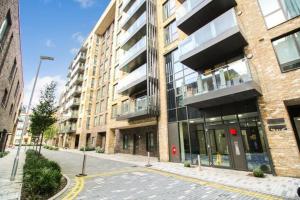 an empty street in front of a building at Stunning two bedroom apartment in London