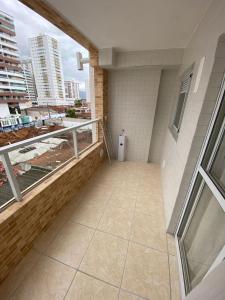 einen Balkon mit Stadtblick in der Unterkunft Guilhermina II - 2 dormitórios com varanda - WI FI - chuveiros modernos à gás - estacionamento gratuito 400 metros da praia, Business home office in Praia Grande