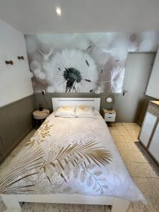 um quarto com uma cama com um mural de flores na parede em Villa bernadac em Ornolac-Ussat-les-Bains
