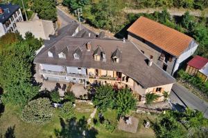 uma vista aérea de uma grande casa com um telhado em Villa bernadac em Ornolac-Ussat-les-Bains