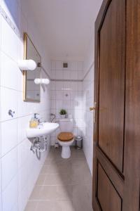 Koupelna v ubytování 2-Floor Traditional Prague Apartment