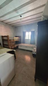 Habitación con 2 camas y ventana. en Pérola do Sol - Esmeraldas MG, en Melo Viana