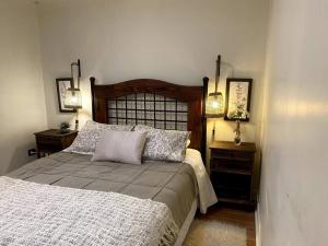 ein Schlafzimmer mit einem großen Bett und zwei Nachttischen in der Unterkunft Casa Camino Farellones in Santiago