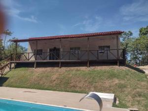 una casa en una colina junto a una piscina en Pérola do Sol - Esmeraldas MG, en Melo Viana