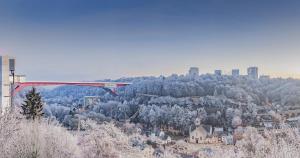 - Vistas a la ciudad en tren en Appart lux, en Luxemburgo