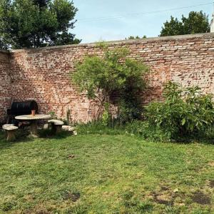 馬德普拉塔的住宿－TorreAngela，砖墙,带野餐桌和长凳