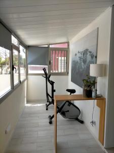 ラスパルマス・デ・グランカナリアにあるVilla con piscina privada Palmeras Homeのホームオフィス(デスク、椅子付)